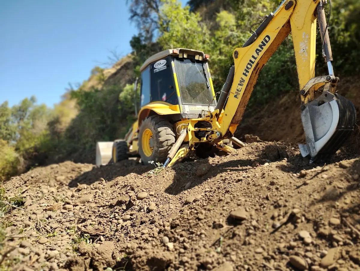 Retroexcavadora New Holland de OASS excavando en una faena