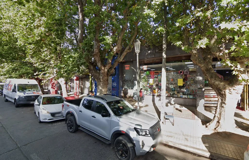 Calle arbolada de 6 Oriente en el centro de Talca, donde está la óptica