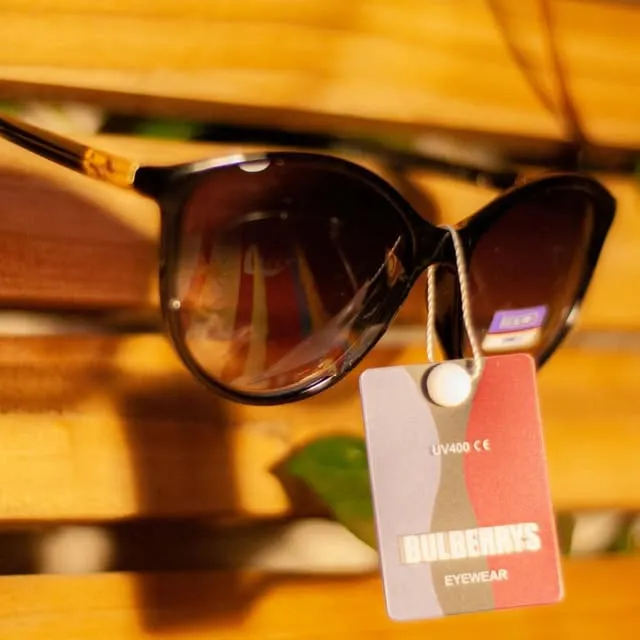 Lentes de sol Bulberries Eyewear con etiqueta, sobre madera