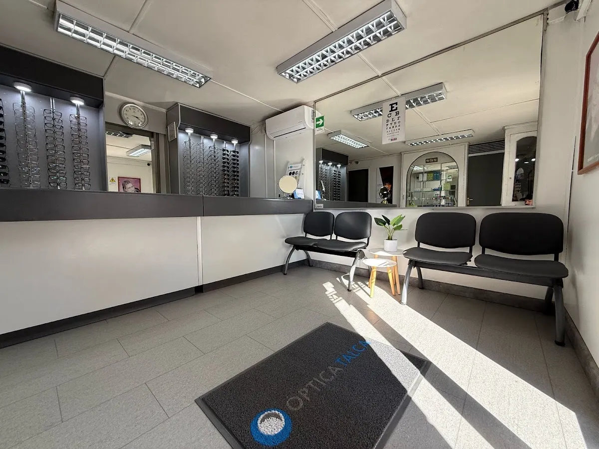 Sala blanca de Óptica Loica con sillones de espera