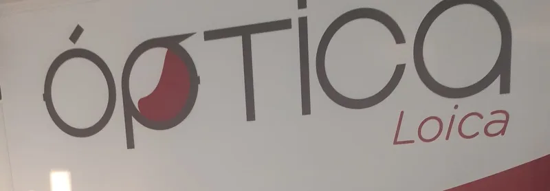 Letrero ópTICA Loica en la pared de la tienda