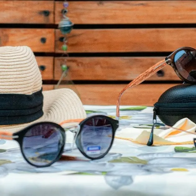 Lentes de sol junto a un sombrero en una foto publicada por Óptica Loica