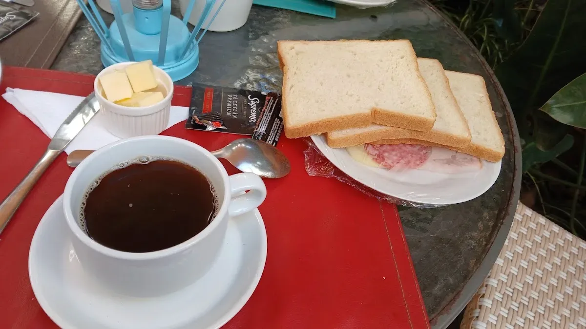 Desayuno del hostal: café, tostadas, mantequilla y mermelada