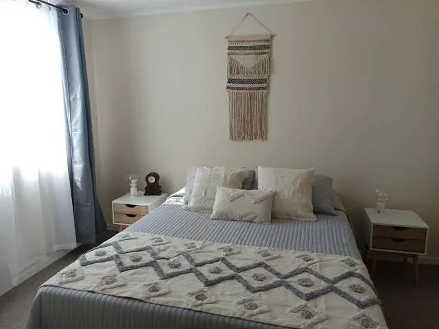 Habitación doble decorada con macramé