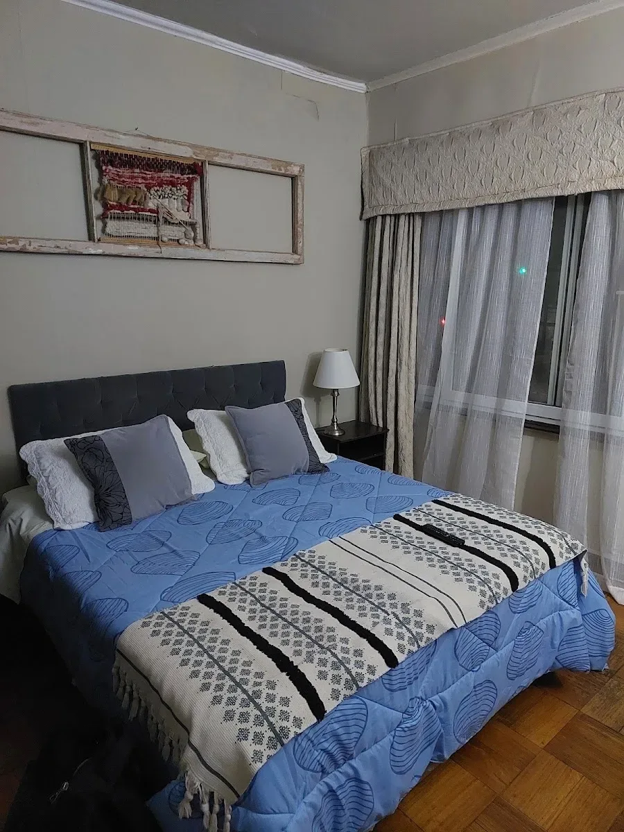 Habitación matrimonial del hostal con cama de dos plazas