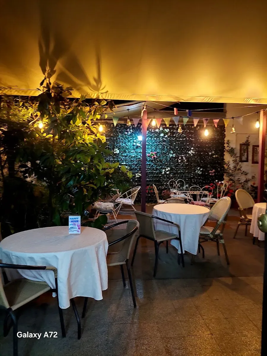 Terraza del hostal de noche con luces y banderines