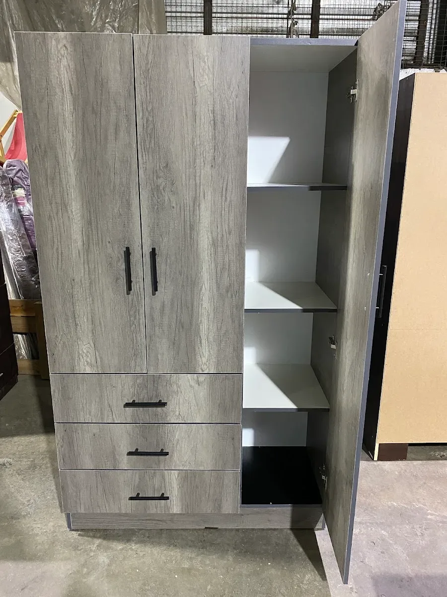 Closet gris con puertas correderas en Outlet Neira