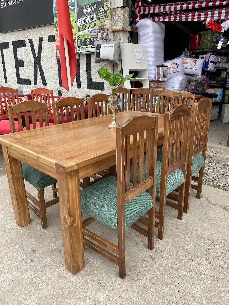 Juego de comedor exhibido en Outlet Neira