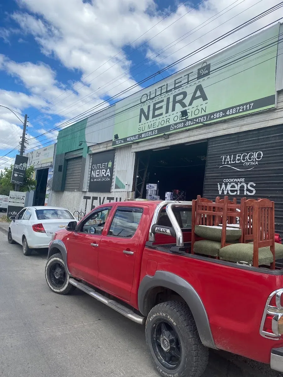 Camioneta de Outlet Neira entregando muebles