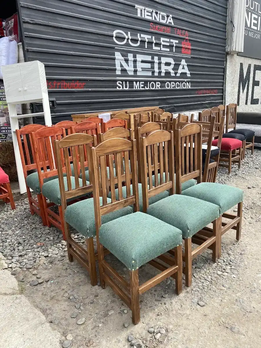 Sillas de madera con tapiz verde en Outlet Neira