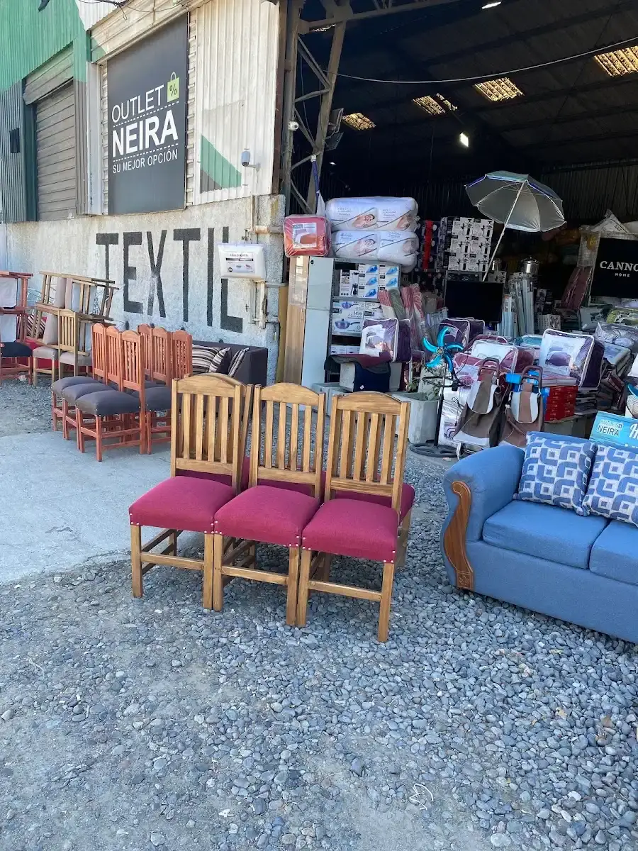 Sofá y sillas burdeo en el sector textil de Outlet Neira