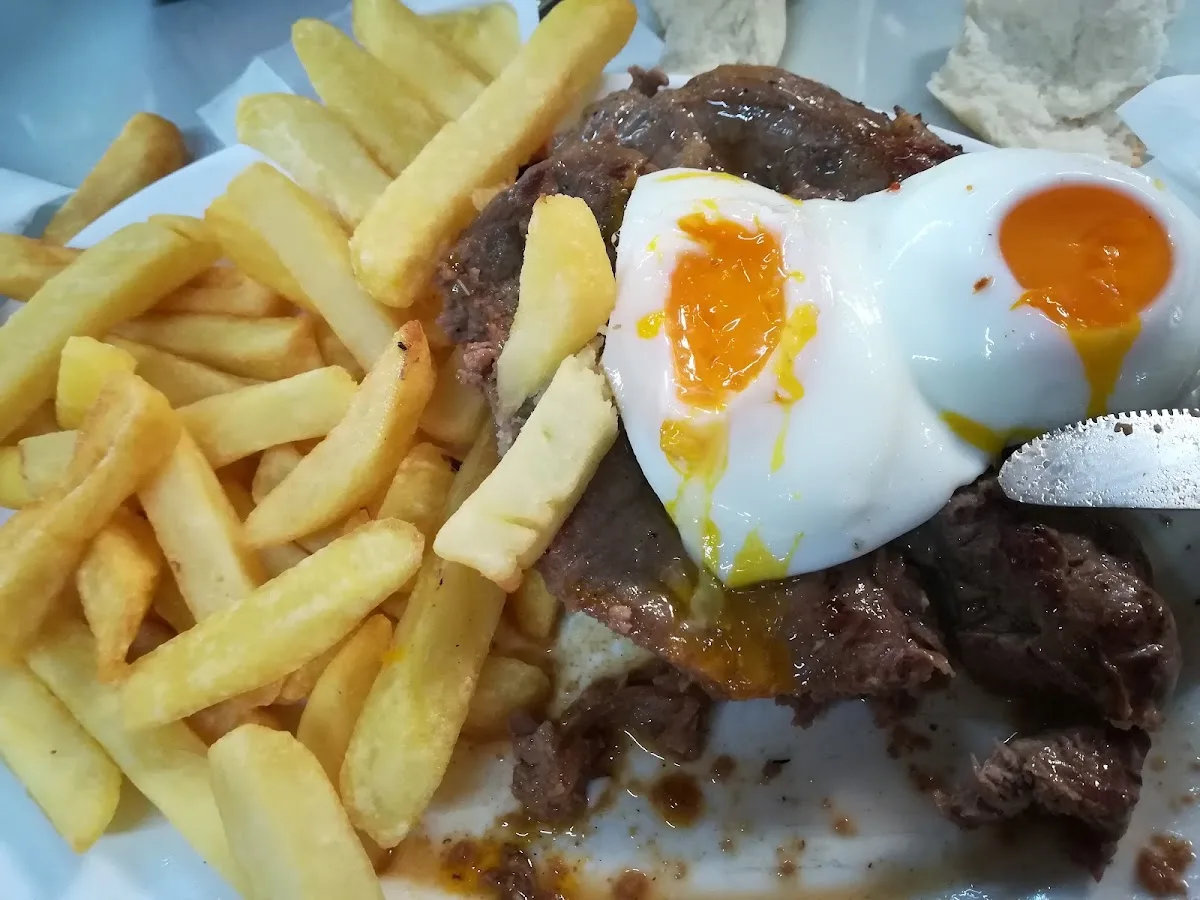 Lomo a lo pobre con papas fritas y huevos