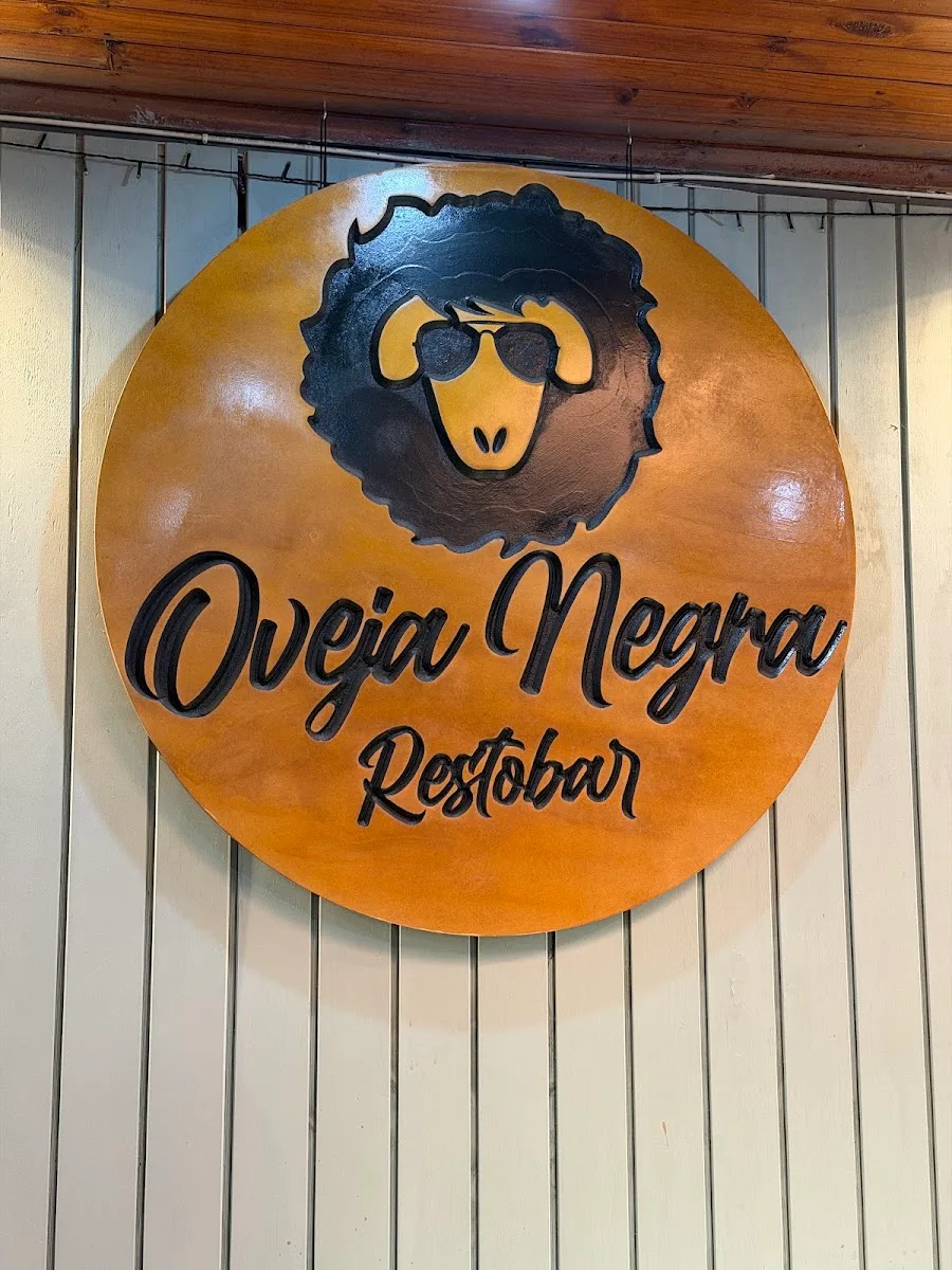 Letrero de madera de Oveja Negra Restobar con la oveja de lentes