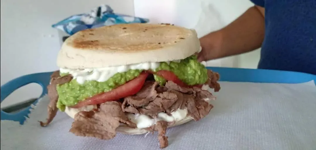 Lomito italiano con palta, tomate y mayonesa del food truck Paco’mer