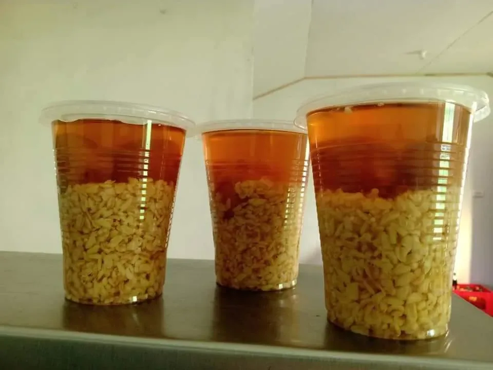Vasos de mote con huesillo recién servidos