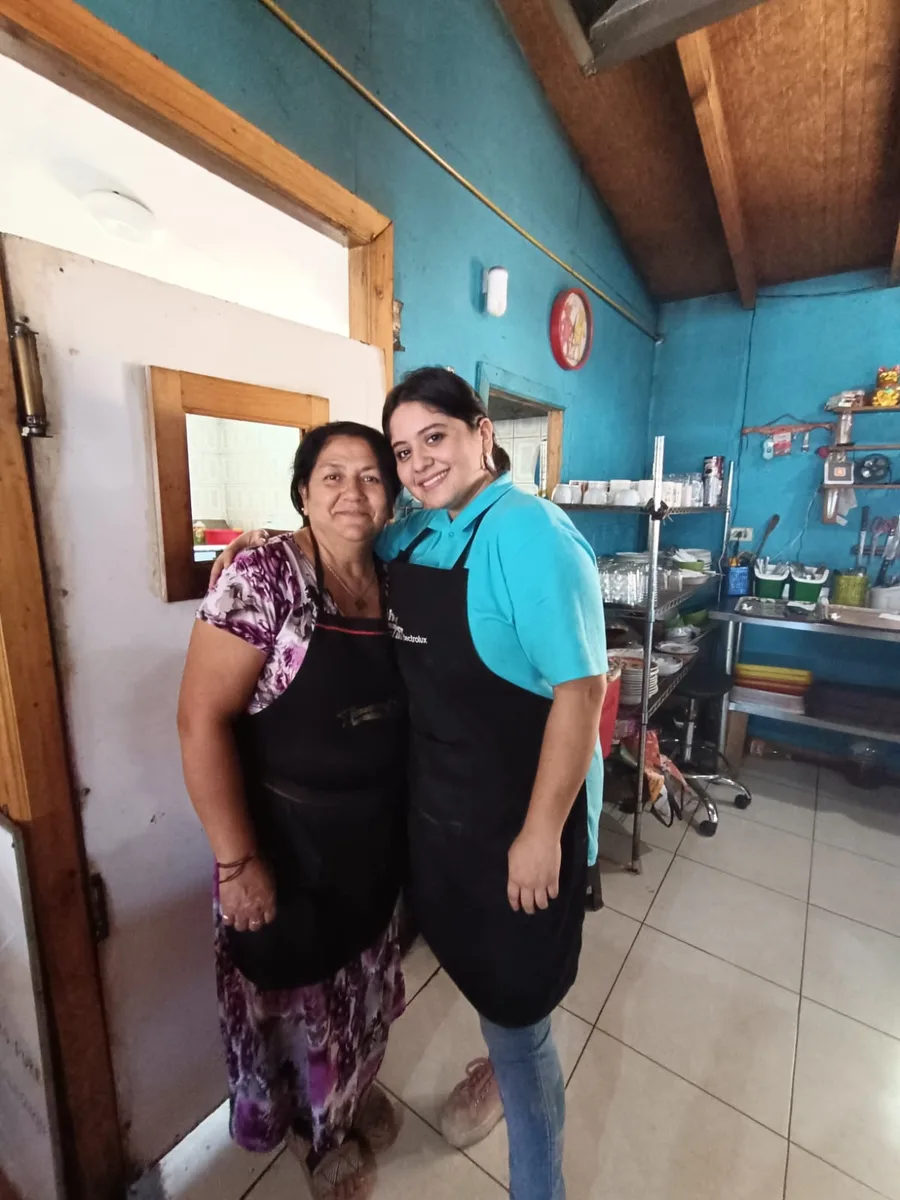 Las dueñas de La Paila de Huevos en la cocina de su local