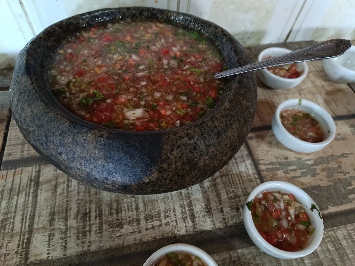 Pebre molido en piedra, el pebre de mesa de la casa