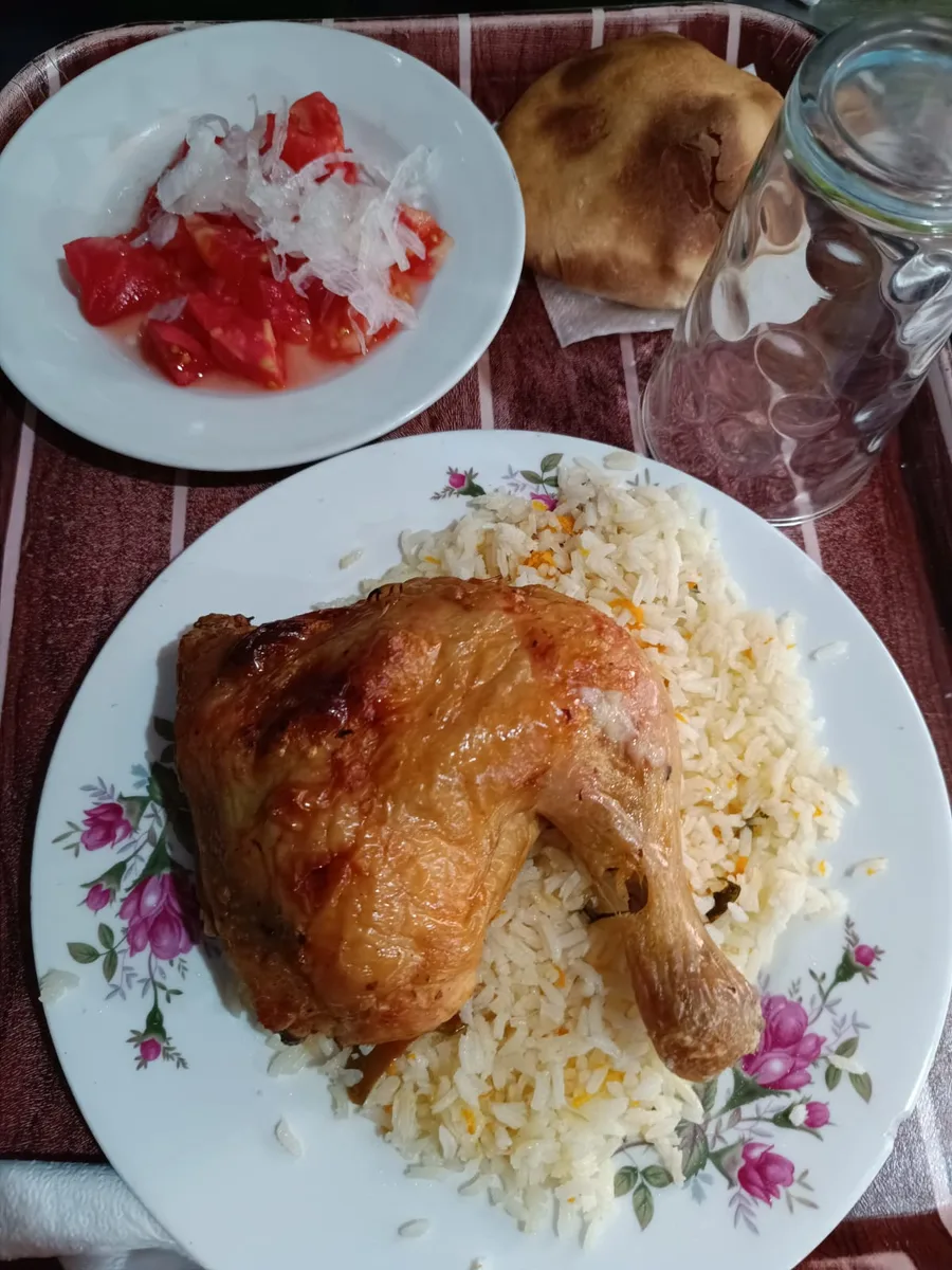 Pollo asado con arroz, ensalada chilena y pan amasado en bandeja