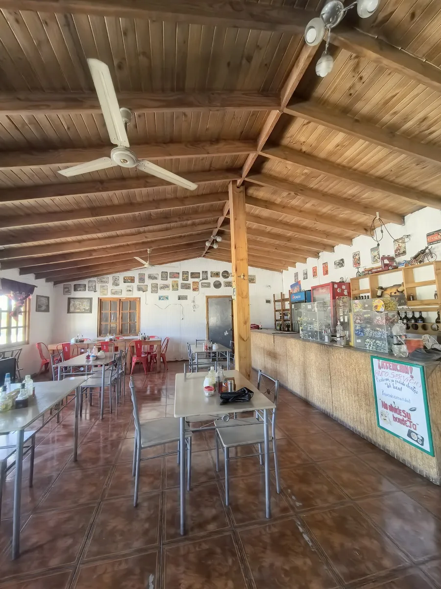 Salón de La Paila de Huevos con el letrero de autoservicio sobre el mesón