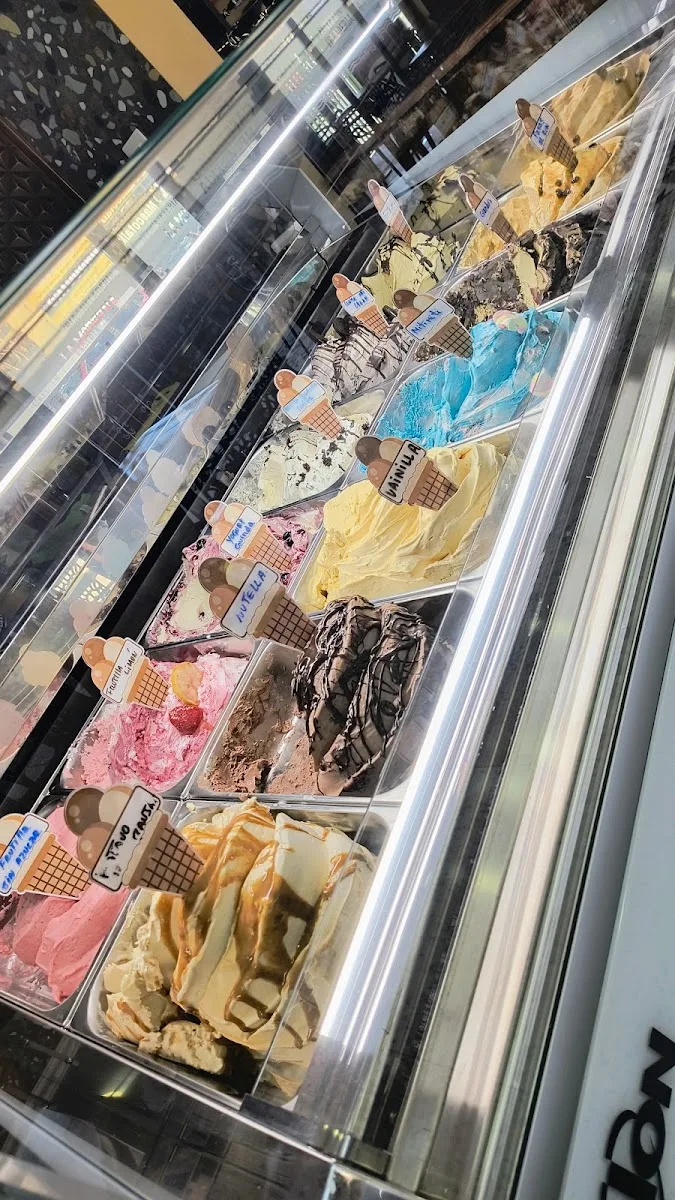 Vitrina de helados de distintos sabores en Panadería La Moderna