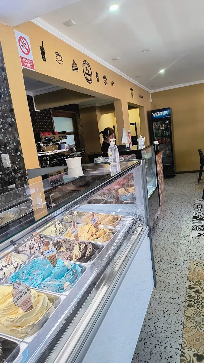 Interior de Panadería La Moderna con la vitrina de helados y el logo en el muro