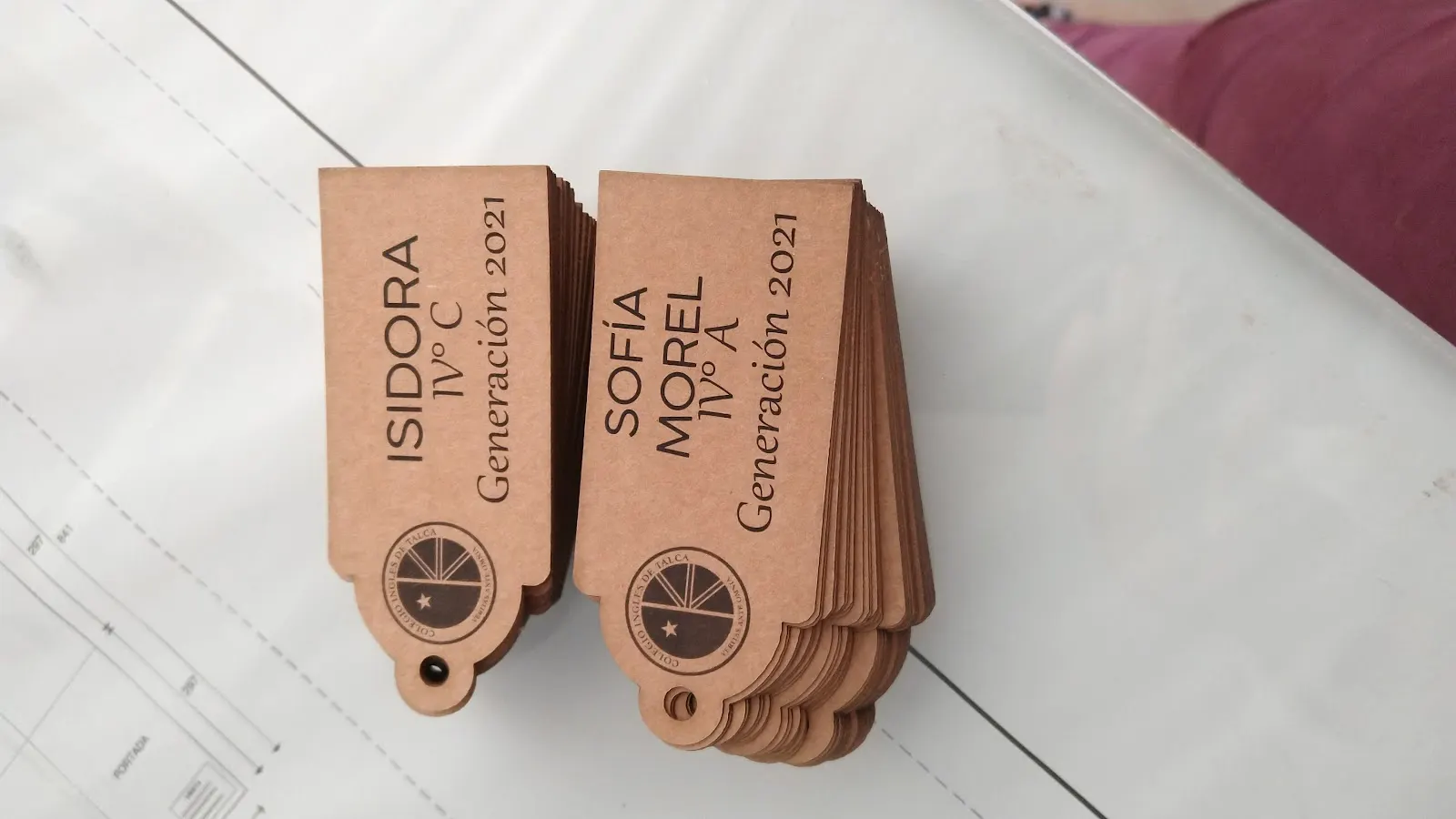 Colgantes de madera grabados con nombres, para graduación