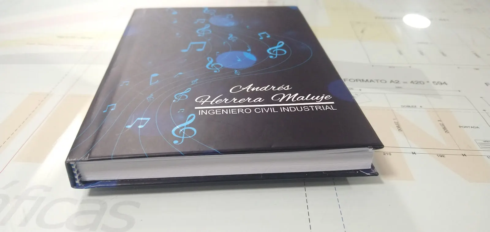 Libro empastado en tapa dura con portada impresa a color