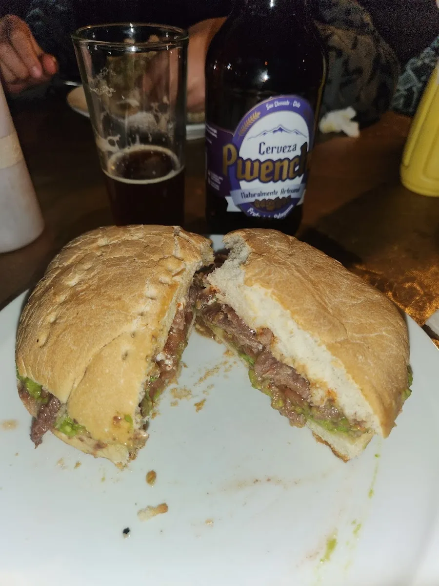 Churrasco del parador con una cerveza artesanal