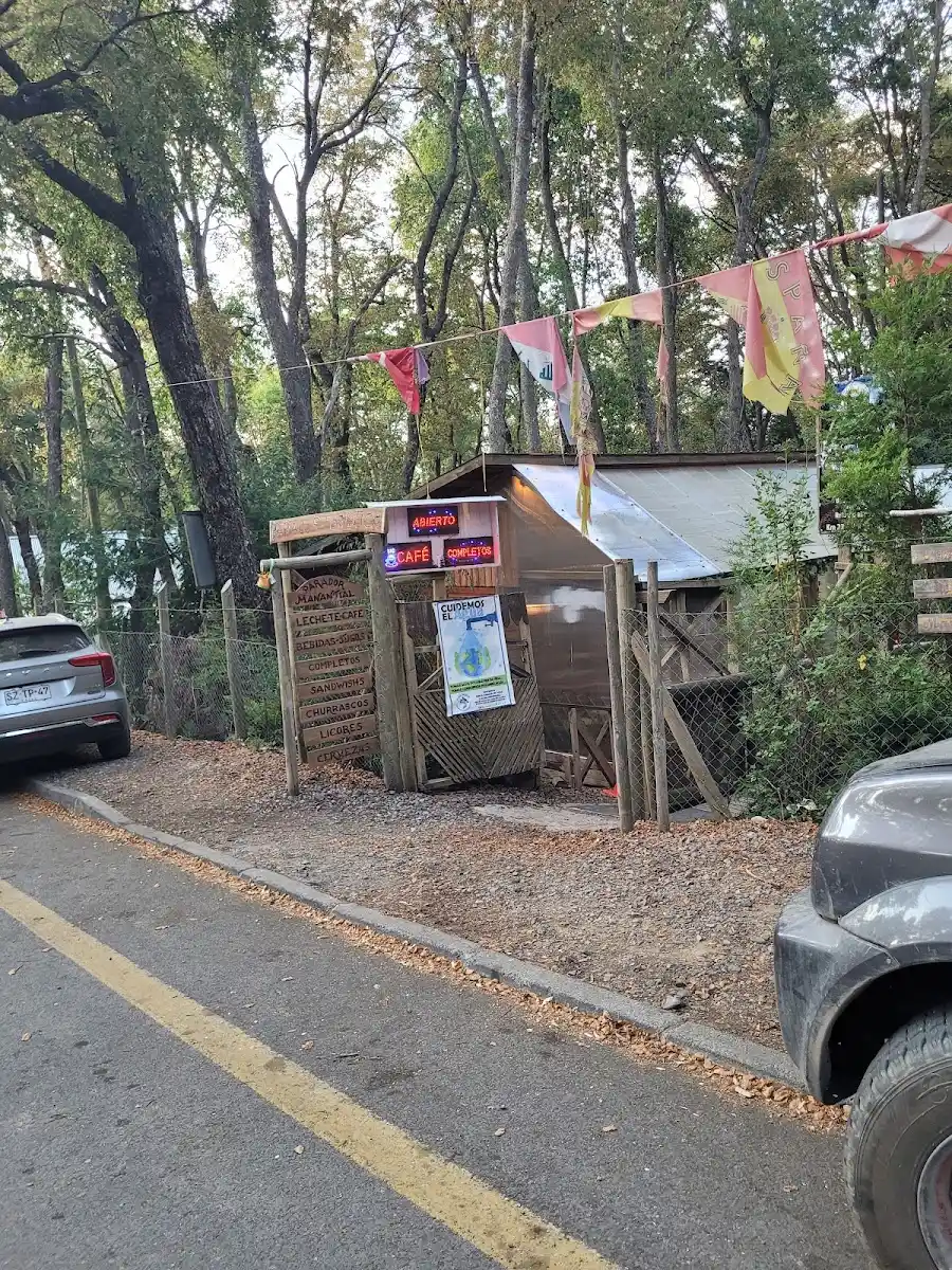 Entrada del parador en el km 27 con guirnaldas de banderines