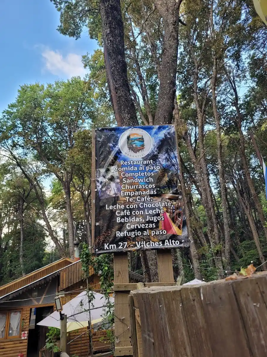 Letrero de madera del Parador Manantial pintado a mano con la oferta del local