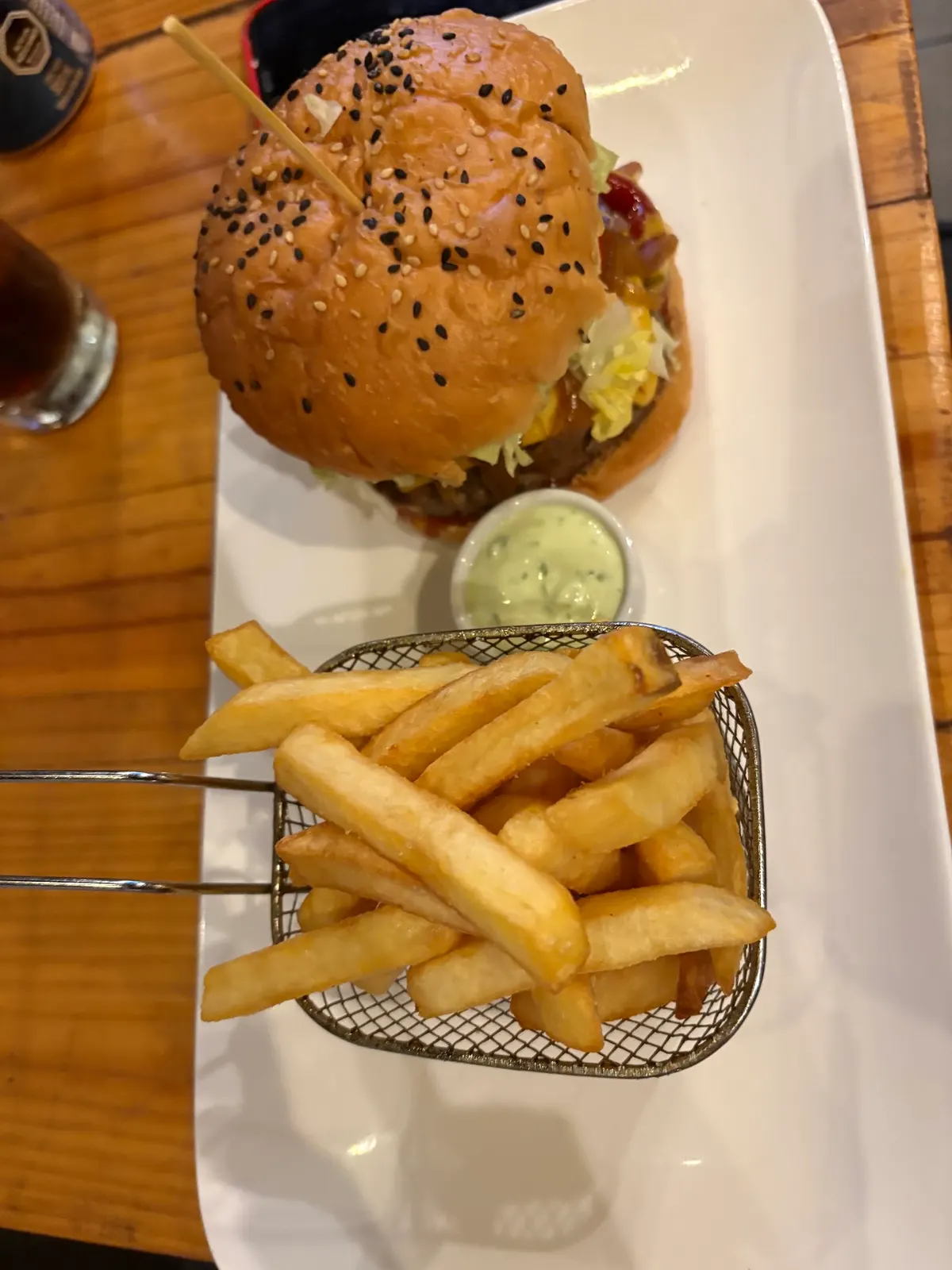 Hamburguesa de la casa con papas