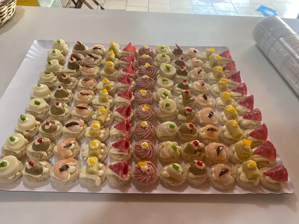 Bandeja completa de pasteles variados para llevar