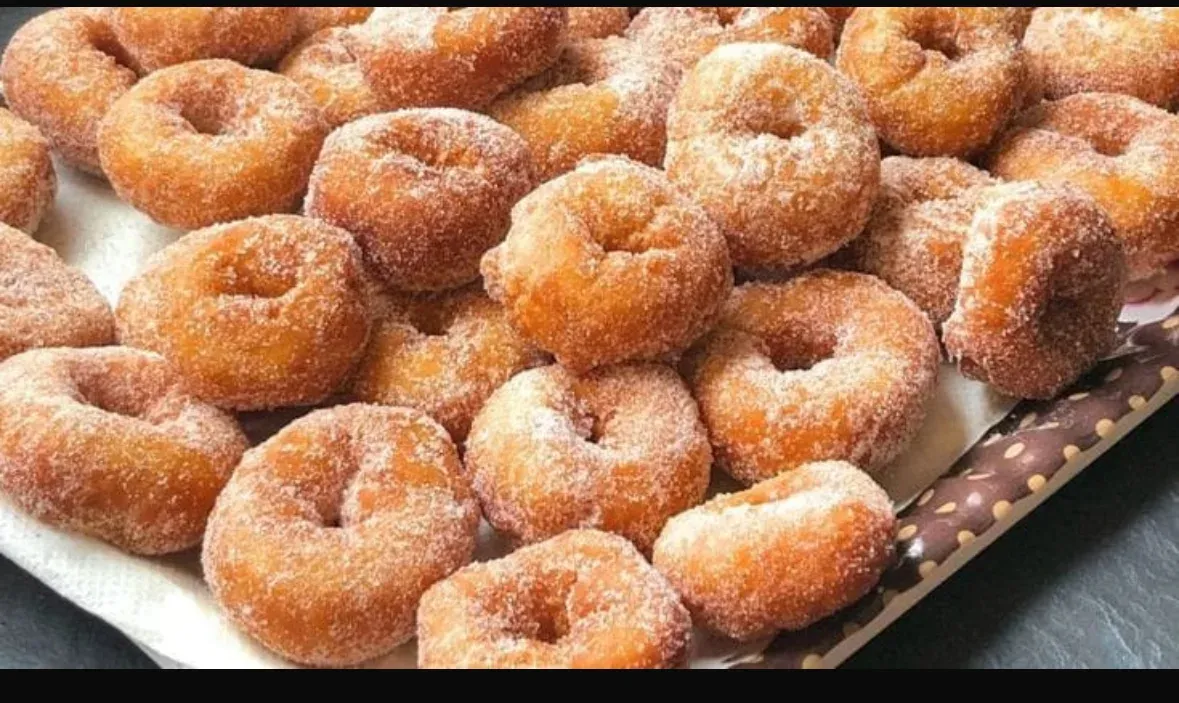 Donas recién espolvoreadas con azúcar en Pastelería mi cabaña, Talca