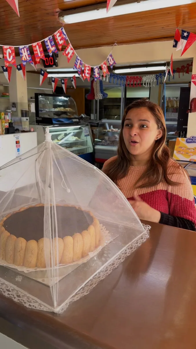 Atención en el mostrador de Pastelería Acuario: una torta en su caja lista para llevar