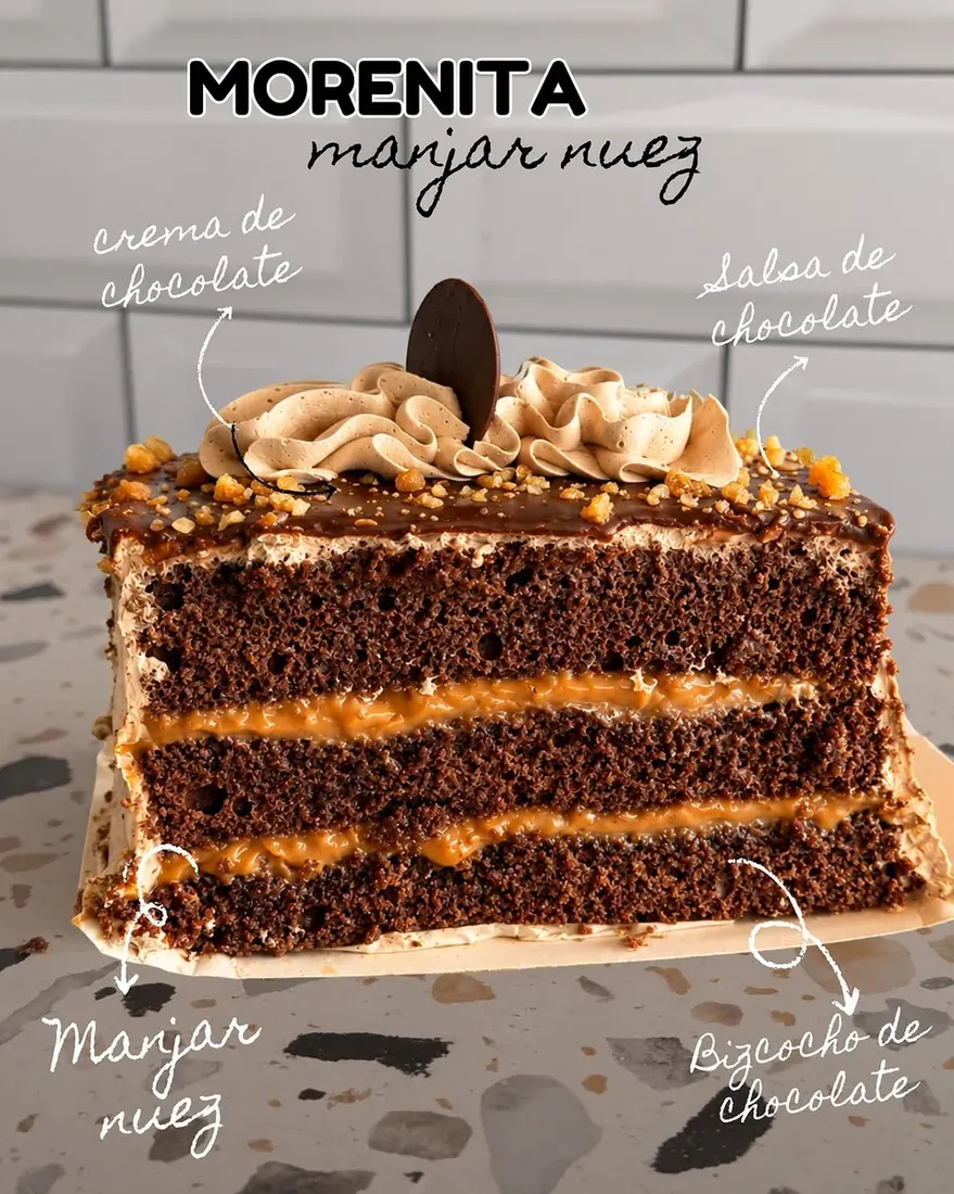Trozo de torta Morenita con manjar nuez de Pastelería Acuario