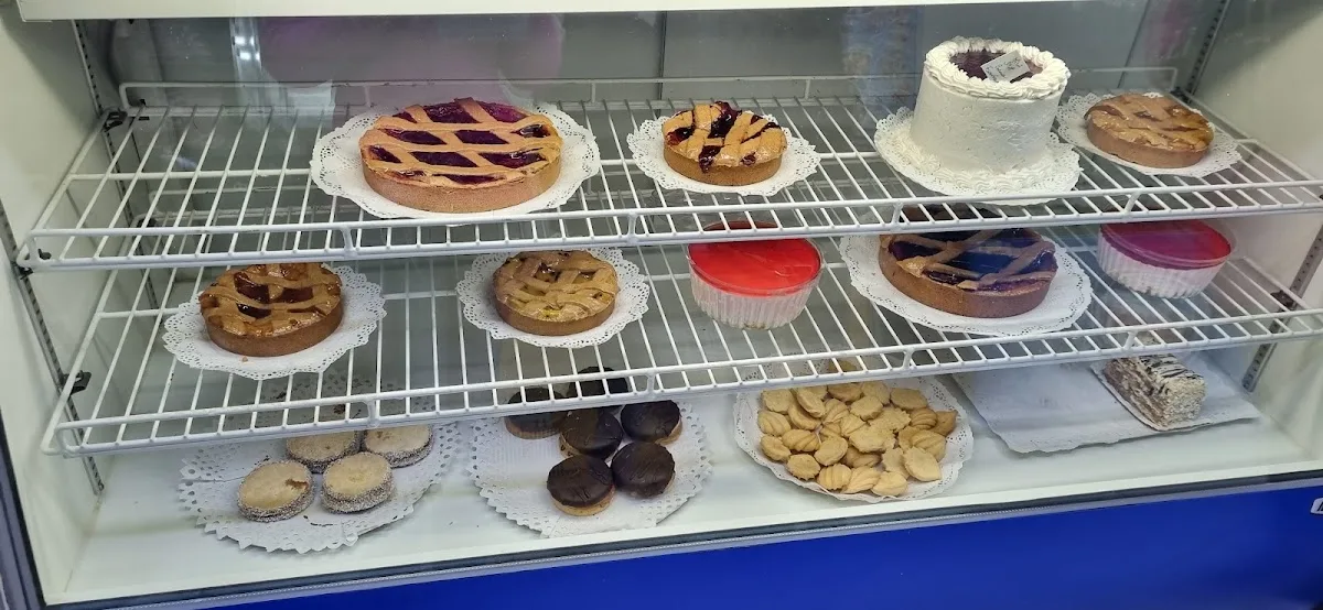 Kuchen y pasteles en la vitrina refrigerada de Acuario