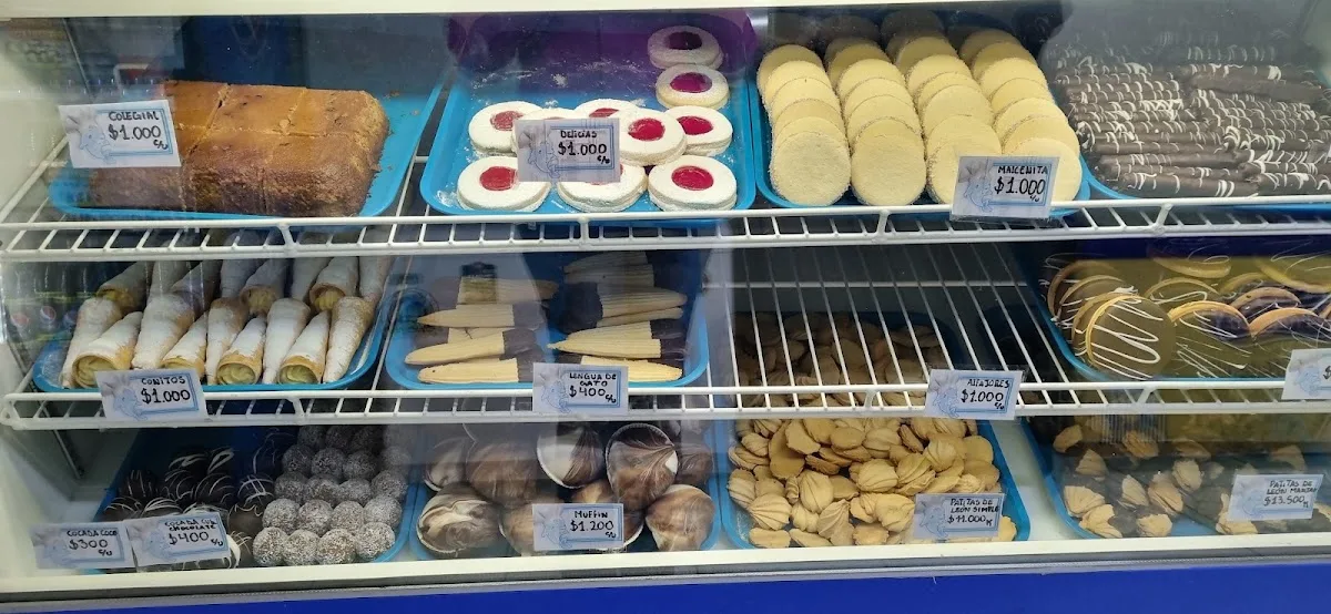Vitrina de dulces de Pastelería Acuario con cartelitos de precios escritos a mano