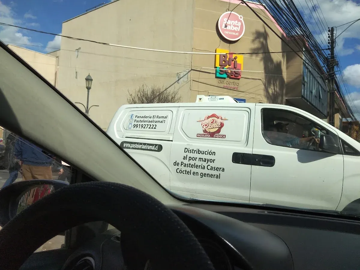 Camioneta de reparto de El Ramal con su logo y teléfono