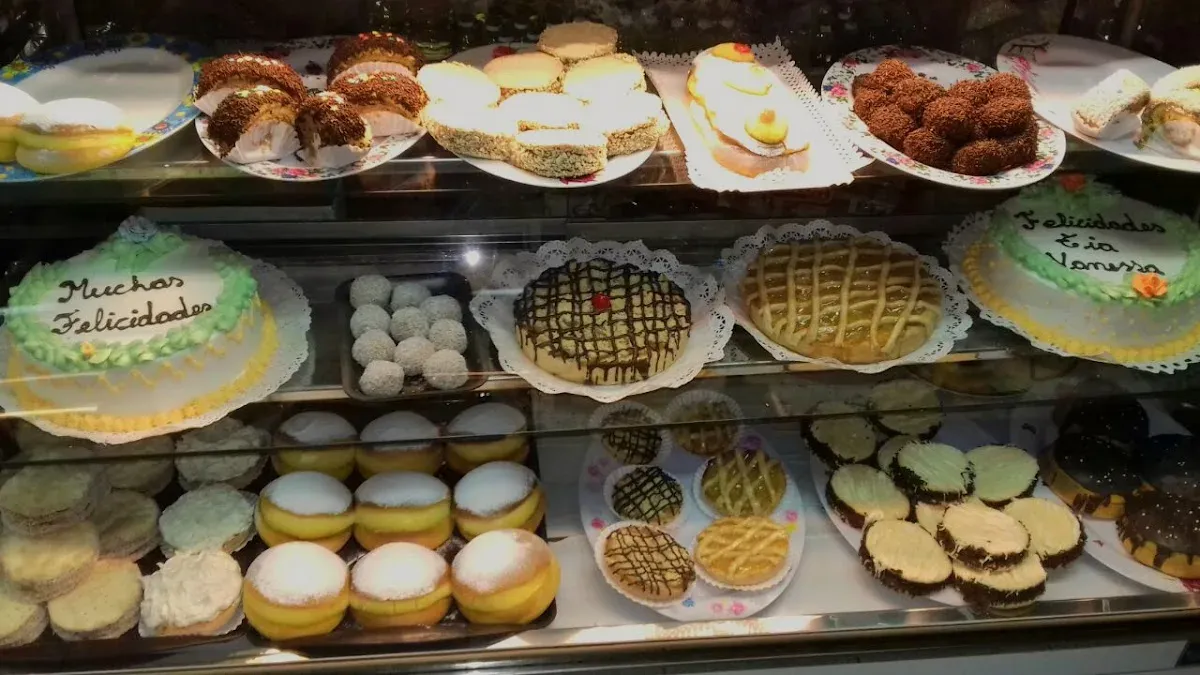 Pasteles, berlines y dulces variados en la vitrina del local
