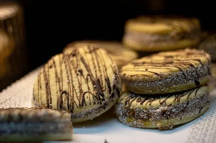 Kuchenes y berlines con chocolate de la vitrina