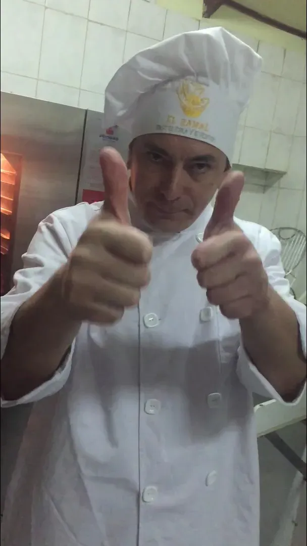 Pastelero de El Ramal en su cocina