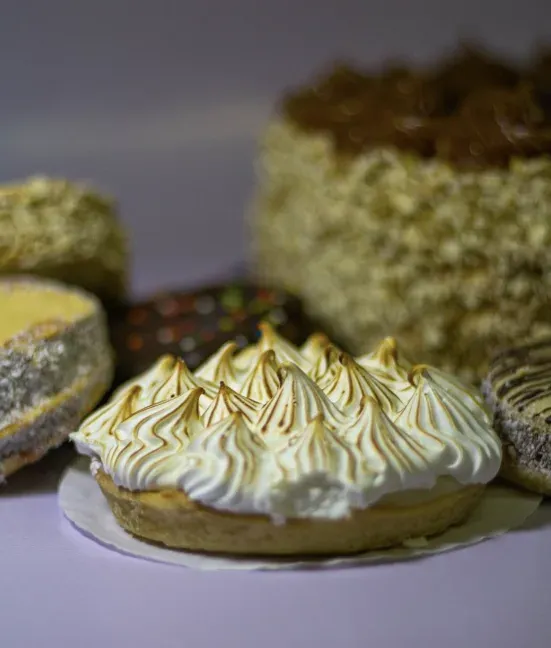 Torta de merengue y manjar de la vitrina de El Ramal