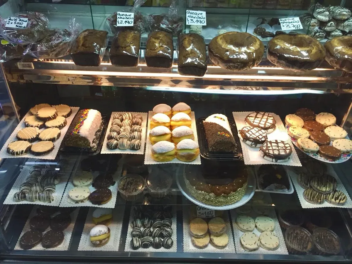 Vitrina de El Ramal llena de queques, kuchenes y dulces caseros