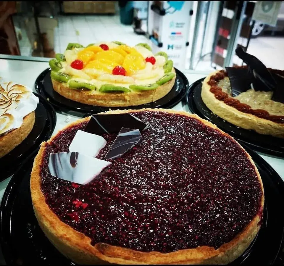 Kuchen de frambuesa, tarta de frutas y pie en la vitrina