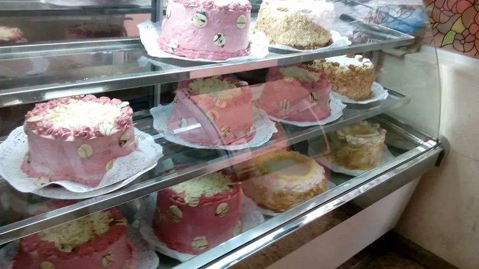 Vitrina con tortas rosadas y cremosas de Pastelería Florencia