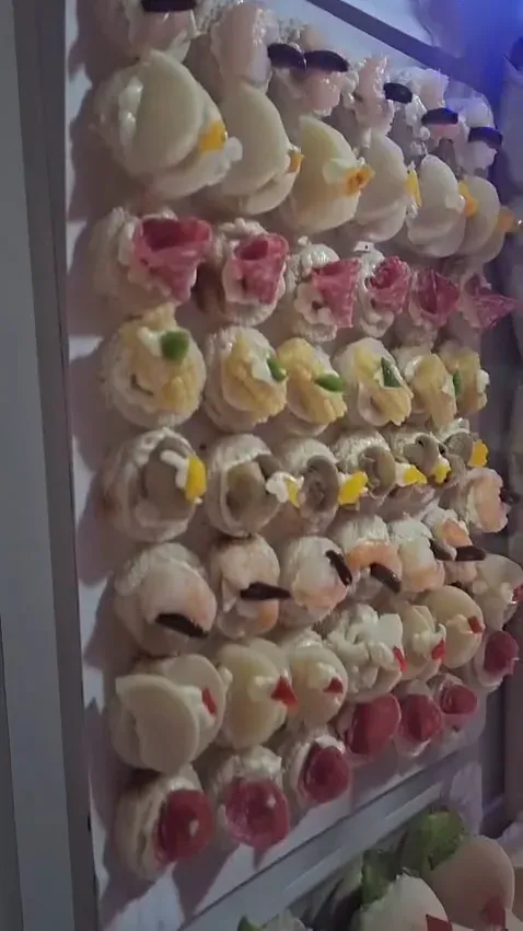 Pasteles individuales surtidos en la vitrina refrigerada