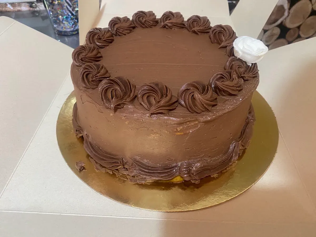 Torta de chocolate con borde de rosetones de manjar