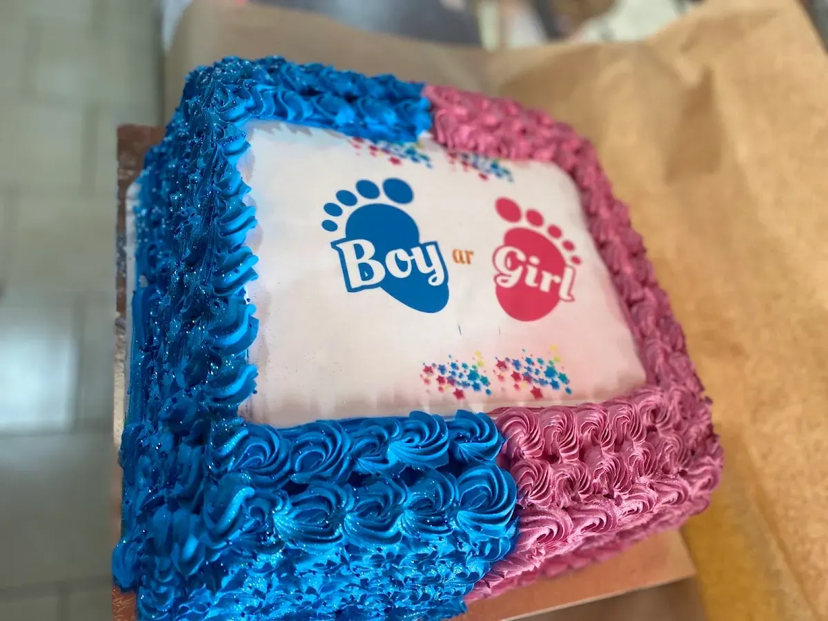 Torta de revelación de género azul y rosa con huellas Boy or Girl