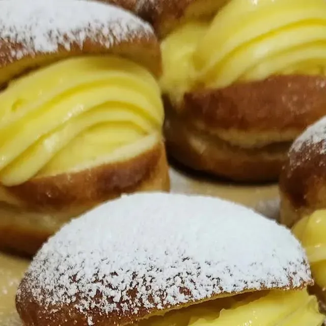 Berlines rellenos con crema pastelera de Pastelería Paris