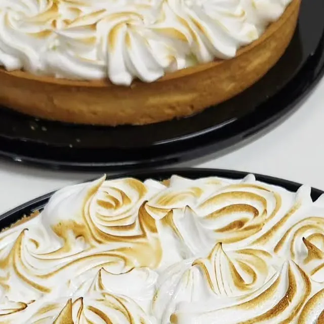 Pie de limón de Pastelería Paris con merengue dorado, la especialidad de la casa